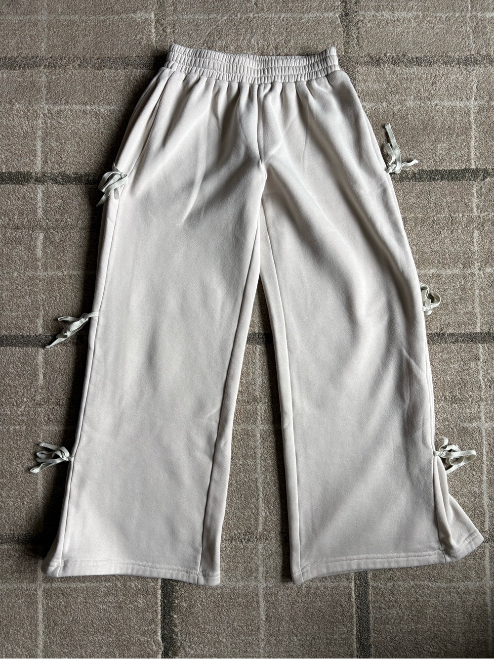 Edikted Claudette Baggy Ribbon Sweatpants Cream Beige XS